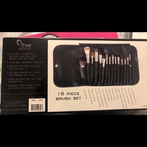 Makeover Essentials brush and eyeshadow sets